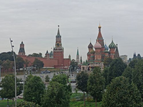 Красная площадь + Территория Кремля или Оружейная палата
